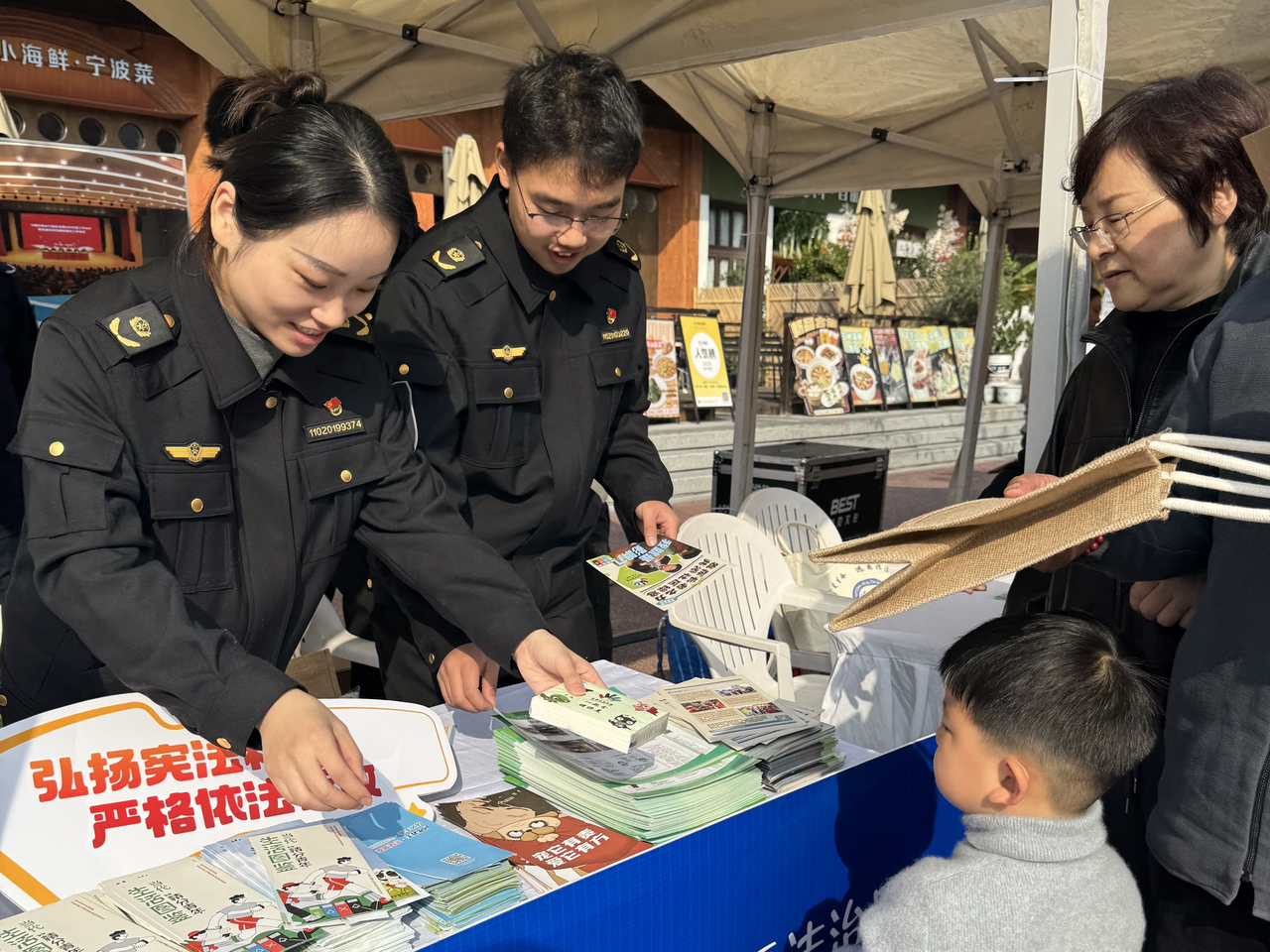 法律知识“摆上”街头，宁波海曙这场“法治市集”实用又有趣