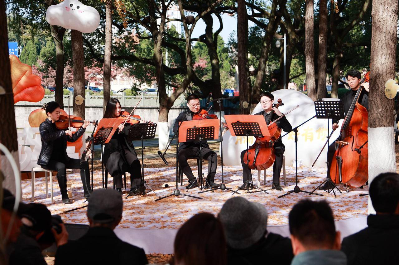 宁波人的秋日浪漫：在月湖院士林，赴一场“自然+艺术”的约会