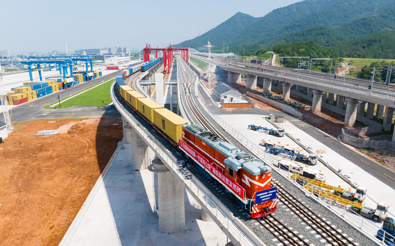 浙报关注丨宁波舟山港海铁联运年业务量首破200万标箱