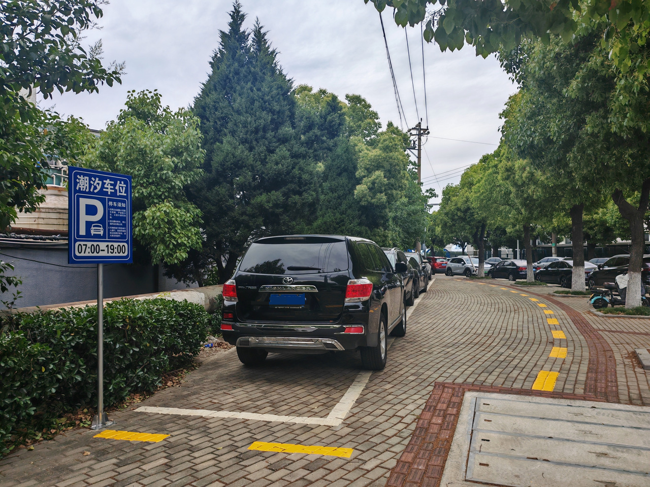 “挖”出860余个泊位 宁波北仑执法服务驿站巧解“企业停车难”