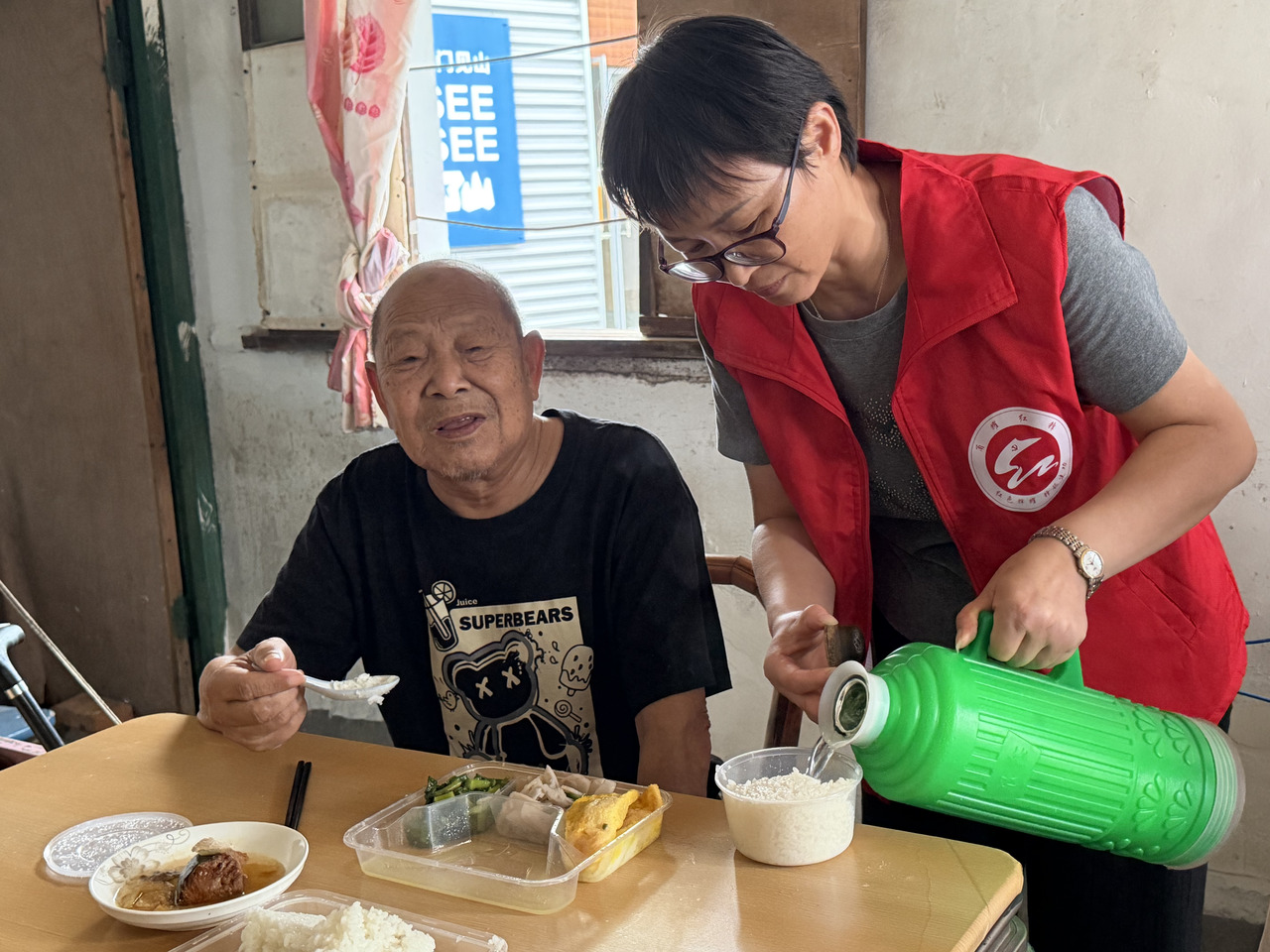风雨来袭，一份热饭温暖了一群独居老人