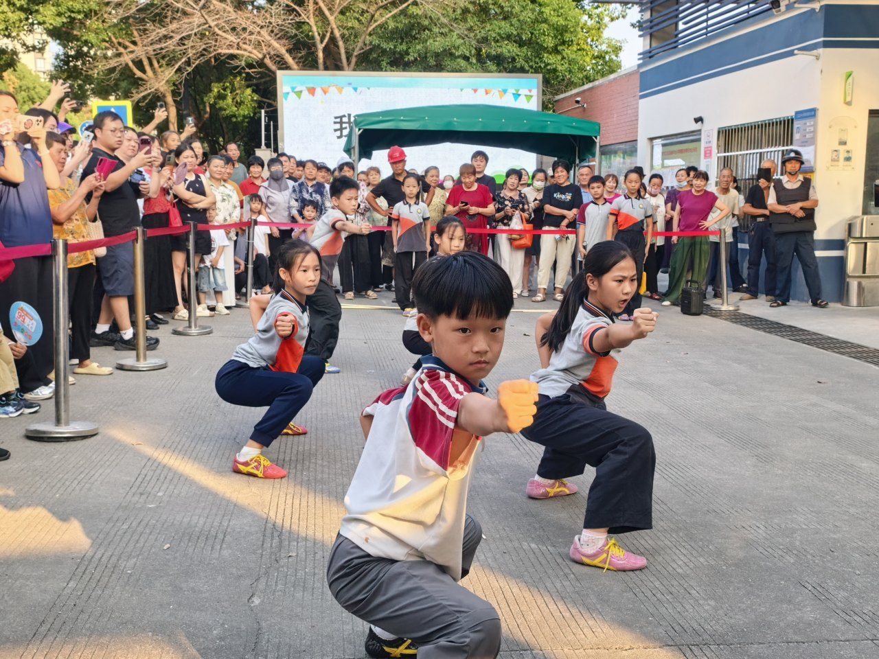 视频丨宁波一小学门口变身“天然舞台” 一群“少年大侠”快闪亮相